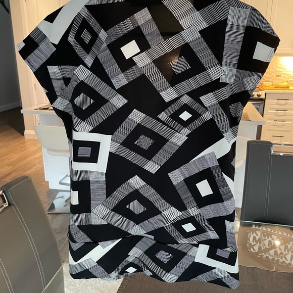 Beautiful patterned sleeveless blouse with faux wrap - Picture 2 of 3